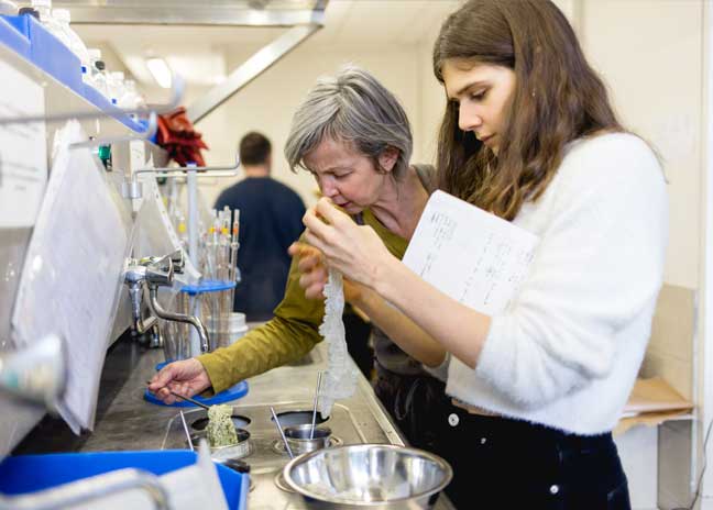 Enseignante et étudiante de l'EnaMoMa ajustant les réglages de températures lors de l'atelier colorants naturels, initiation à l'éco-design