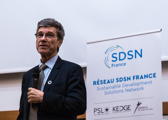 Jeffrey Sachs, conseiller spécial du Secrétaire Général des Nations Unies et directeur du SDSN lors de sa conférence le 13 novembre 2018 à l'Université PSL © Mines ParisTech / Stephane Bouba