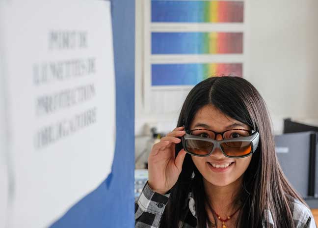 Etudiante en TP d'optique à l'ESPCI établissement membre de l'Université PSL © Steve Murez Université PSL 
